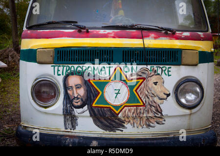 Alte Rastafari VW Bus, Blue Mountains, Kingston, St. Andrew Parish, Jamaika, Karibik Stockfoto