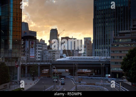 Hochgeschwindigkeitszug (Shinkansen) auf der Brücke in der Shiodome Bezirk, Tokio, Japan Stockfoto