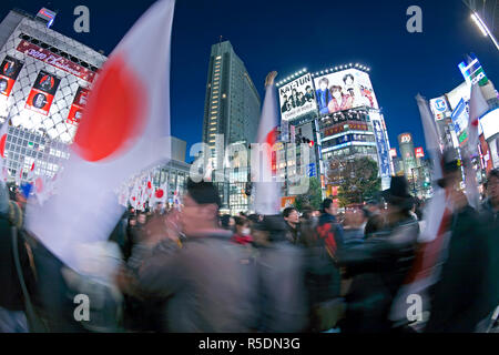 Asien, Japan, Tokio, Shibuya, Kreuzung Shibuya - Massen von Menschen, die Überquerung der berühmten Kreuzung im Zentrum von Shibuya Stockfoto