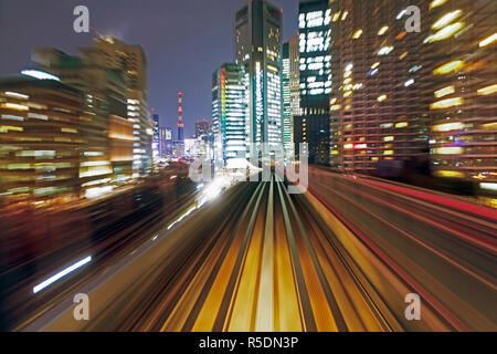 Asien, Japan, Honshu, Tokio, POV verschwommene Bewegung von tcity Gebäude aus einem fahrenden Zug Stockfoto