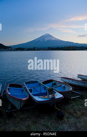 Japan, Insel Honshu, Kawaguchi Ko See, Mt. Fuji und Boote Stockfoto