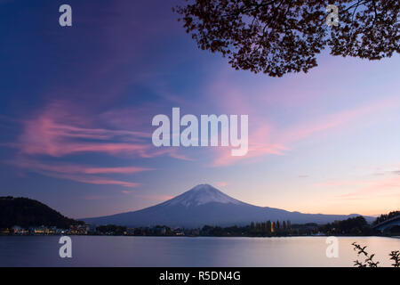 Kawaguchi, Japan, Honshu Insel Ko See, Mt. Fuji und Ahornbäume Stockfoto