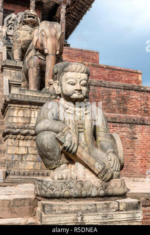 Bhaktapur, Nepal - Oktober 12, 2018: Schnitzereien von der Eingang Schritte zu Nyatapola Tempel der Taumadhi Square in Bhaktapur, Nepal. Stockfoto