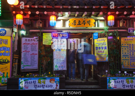 Korea, Seoul, Korea, Seoul, Insa-Dong, Menschen, Restaurant bei Nacht Stockfoto