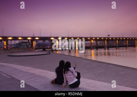 Korea, Seoul, Yeouido Banpo Bridge, Frauen, Foto von sich mit Mobiltelefon Stockfoto