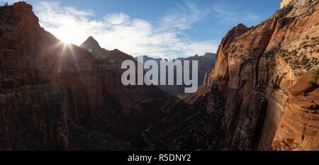 Schöne Panoramasicht auf die Landschaft aus der Luft von einem Canyon während eines belebten sonnigen Sonnenuntergang. Im Zion National Park, Utah, United States. Stockfoto