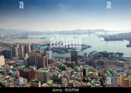 Korea, Gyeongsangnam-do, Busan, Blick auf den Hafen von Busan Turm Stockfoto