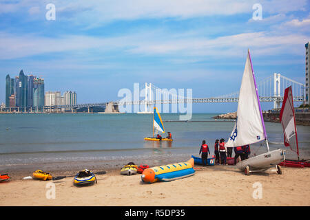 Korea, Gyeongsangnam-do, Busan, Gwangan - Gwangalli Beach und Gwangan Brücke - Diamond Bridge Stockfoto