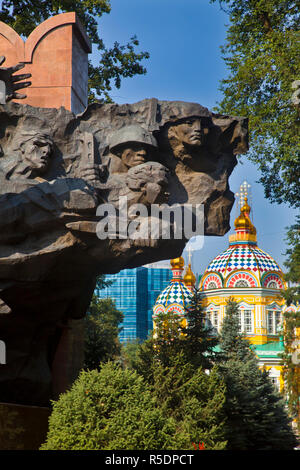 Kasachstan, Almaty, Panfilov Park, Park von Helden, Helden Panfilov Kriegerdenkmal, mit Zenkov Kathedrale im Hintergrund Stockfoto