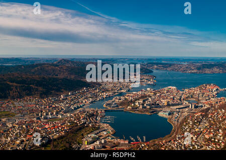 Vögel Auge Ansicht über die wunderschöne Stadt Bergen in Norwegen an einem sonnigen Tag. Stockfoto