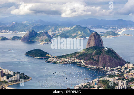 Den Blick auf Christus, den Einlösen Berg über Zuckerhut, Rio do Janeiro city, Vorstädte und Favelas, fantastische Aussicht auf die Buchten, Inseln und die Stadt Stockfoto