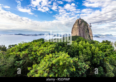 Blick auf Zuckerhut und Rio do Janeiro city, Vorstädte und Favelas, fantastische Aussicht auf die Buchten, Inseln, Strand und die Skyline der Stadt. Stockfoto