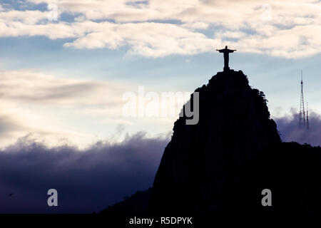 Die erstaunliche Stein Statue von Christus, dem Erlöser, Corcovado am oberen Rio do Janeiro ist der bekannteste Teil der Stadt mit dem Zuckerhut Stockfoto