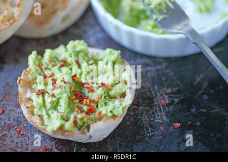 Englische Muffins avocado Toast mit rotem Pfeffer Stockfoto