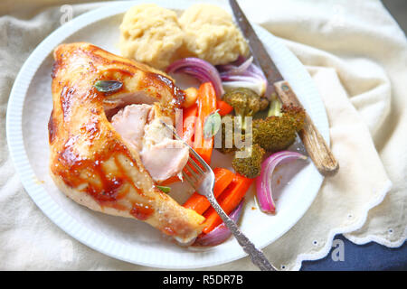 Platte von Brathähnchen mit Gemüse Stockfoto