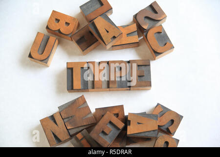 Typ Word mit sortierten Holz Buchstaben Stockfoto