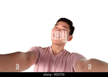 Hübscher junger Mann mit Kamera und Aufnahme selfie Stockfoto