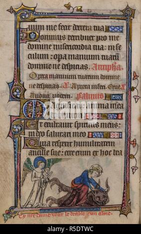 Bas-de-Seite Szene der Jungfrau Maria Ziehen an die Hörner eines besiegten Teufel, während auf der rechten Seite, ein Engel hält eine gerettete Seele, mit Bildunterschrift lesen, â € "Cy n [Ost] Re Dame Le deable un almeâ €™ ankündigen. Buch der Stunden, Verwendung von Sarum (die "taymouth Stunden"). England, S.E.? (London?); 2. Quartal des 14. Jahrhunderts. Quelle: Yates Thompson 13, w.155 v. Sprache: Latein und Französisch. Stockfoto