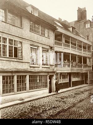 George Inn Hof, Southwark. Hundert und zwanzig Platten mit Text, und Fünfzehn unveröffentlichte Platten. Gesellschaft für das Fotografieren von Reliquien des alten London. London, 1875. Quelle: Tab. 700 b3, Platte 53. Stockfoto