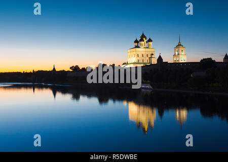 Russland, Pskovskaya Oblast Pskow von Pskov Kreml und Trinity Cathedral aus dem Fluß Velikaya Stockfoto