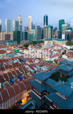 Erhöhten Blick auf Chinatown, der neue Buddha Zahns Tempel und die moderne Skyline der Stadt, Singapur, Asien Stockfoto