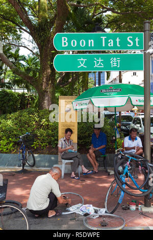 Fahrrad Reparatur auf Gabe Tat-Straße in Chinatown, Singapur, Südostasien Stockfoto