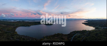 Antenne mit Panoramablick auf die Landschaft von einer wunderschönen Bucht an der Great Lakes, Lake Huron, während eine lebendige Sonnenuntergang. Nordwestlich von Toronto, Ontario, C Stockfoto