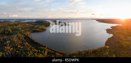 Antenne mit Panoramablick auf die Landschaft von einer wunderschönen Bucht an der Great Lakes, Lake Huron, während eine lebendige Sonnenuntergang. Nordwestlich von Toronto, Ontario, C Stockfoto