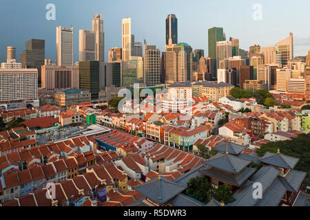 Erhöhten Blick auf Chinatown, der neue Buddha Zahns Tempel und die moderne Skyline der Stadt, Singapur, Asien Stockfoto