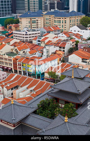 Erhöhten Blick auf Chinatown, der neue Buddha Zahns Tempel und die moderne Skyline der Stadt, Singapur, Asien Stockfoto