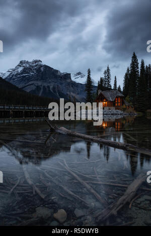 Wunderschöne Aussicht auf einer Hütte in der Nähe von einem Gletscher See mit Kanadischen Rocky Mountains im Hintergrund. In Emerald Lake, British Columbia, Kanada. Stockfoto