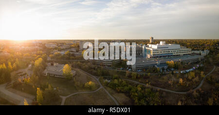 Antenne Panoramablick von der Königlichen Universität Krankenhaus während einer lebendigen sunrise in Saskatoon, Saskatchewan, Kanada. Stockfoto
