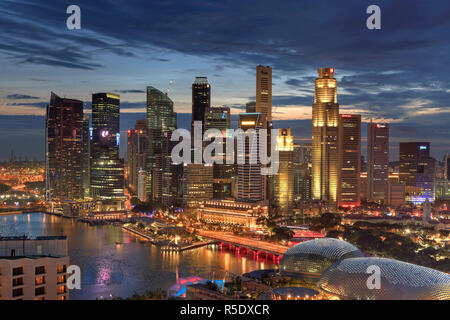 Singapur, Luftaufnahme der Skyline von Singapur und Esplanade Theater Stockfoto