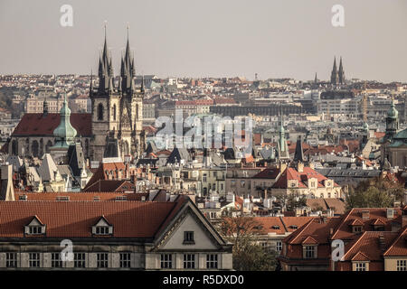 Luftaufnahme von Prag, Tschechien. Prag ist die 14. größte Stadt in Europa und die historische Hauptstadt von Böhmen. Stockfoto