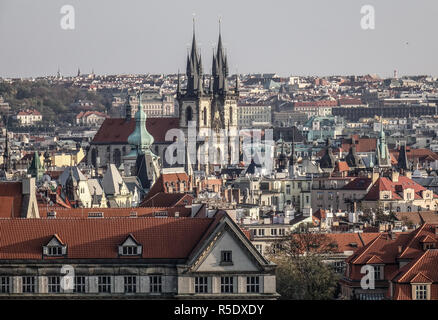 Luftaufnahme von Prag, Tschechien. Prag ist die 14. größte Stadt in Europa und die historische Hauptstadt von Böhmen. Stockfoto