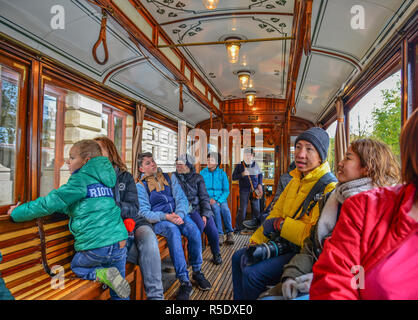 Prag, Tschechien - 26.Oktober 2018. Leute, Fahrt mit der historischen Straßenbahn in Prag, Tschechien. Prag ist die 14. größte Stadt in Europa und die historische Hauptstadt des Stockfoto