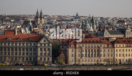 Luftaufnahme von Prag, Tschechien. Prag ist die 14. größte Stadt in Europa und die historische Hauptstadt von Böhmen. Stockfoto