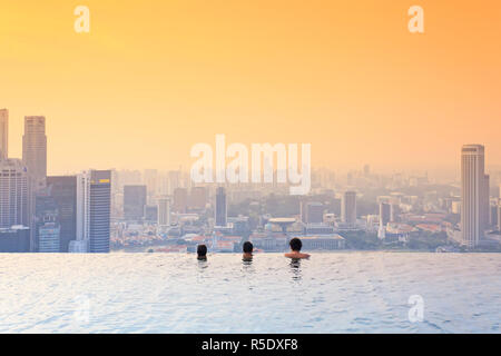 Singapur, Schwimmbad und Skyline von Singapur im 57. Stock des Marina Bay Sands Resort Stockfoto