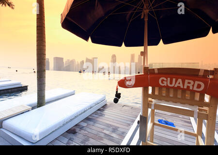 Singapur, Schwimmbad und Skyline von Singapur im 57. Stock des Marina Bay Sands Resort Stockfoto