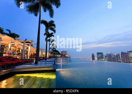 Singapur, Schwimmbad und Skyline von Singapur im 57. Stock des Marina Bay Sands Resort Stockfoto