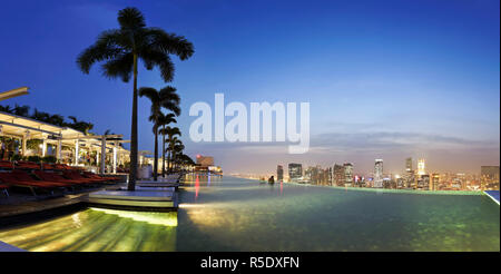 Singapur, Schwimmbad und Skyline von Singapur im 57. Stock des Marina Bay Sands Resort Stockfoto