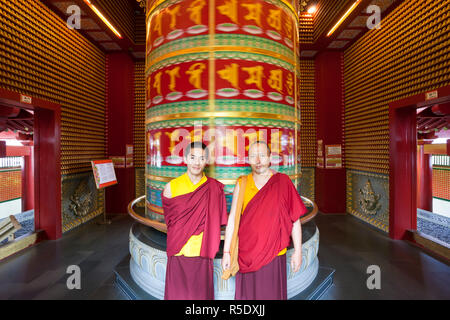 Gebetsmühle innerhalb der neuen Buddha Zahns Tempel und Museum, South Bridge Road, Singapur (MR) Stockfoto