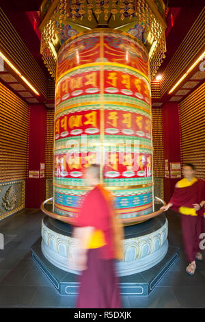 Gebetsmühle innerhalb der neuen Buddha Zahns Tempel und Museum, South Bridge Road, Singapur (MR) Stockfoto