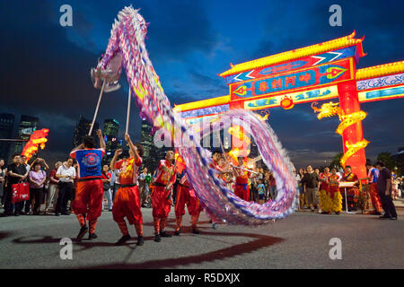 River Hongbao Dekorationen für Chinese New Year Feiern am Marina Bay, Singapur Stockfoto