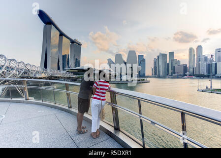 Singapur, der Helix Brücke über der Marina Bay, die zu den Marina Bay Sands Hotel und Resort (MR) Stockfoto