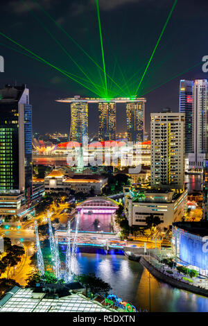 Singapur, erhöhten Blick auf die Unterhaltung Bezirk von Clarke Quay, der Singapore River und die Skyline der Stadt Stockfoto