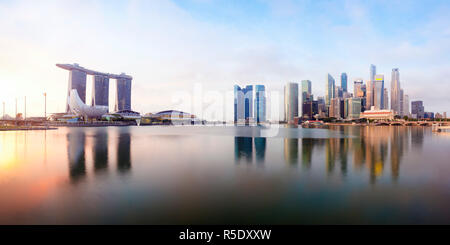 Skyline der Stadt gegenüber der Marina Bay gesehen, Singapur Stockfoto