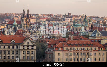 Luftaufnahme von Prag, Tschechien. Prag ist die 14. größte Stadt in Europa und die historische Hauptstadt von Böhmen. Stockfoto