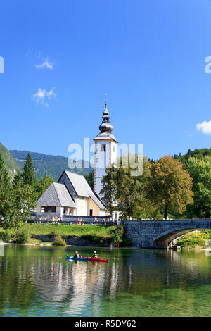 Slowenien Triglav Nationalpark, Lake Bohinj und die Kirche St. Johannes der Täufer Stockfoto