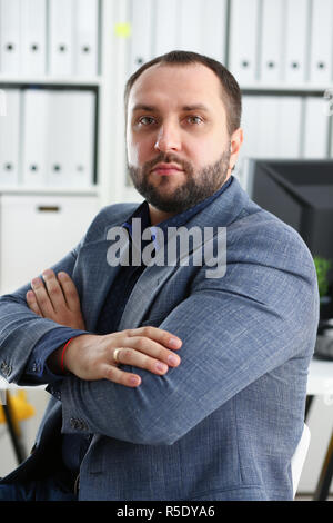 Porträt der jungen Hübschen vielversprechende Geschäftsmann im Büro Stockfoto